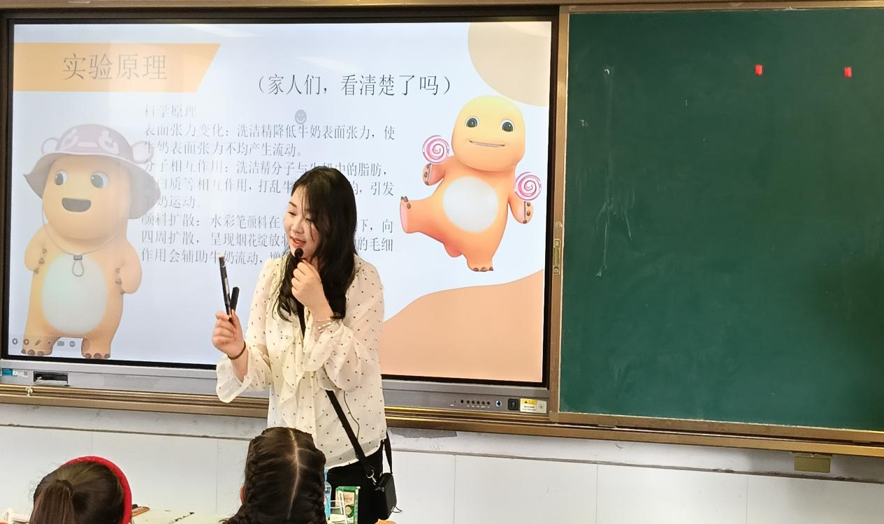 趣味科学进校园 点亮童心科学梦——2025级小学教育专业高专1班走进湖心路小学践行实践育人理念